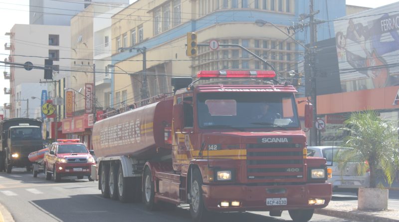 O cortejo pela avenida Marcolino Martins Cabral, com giroflex e sirenes ligadas, juntamente com embarcações.