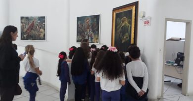 Estudantes de Criciúma visitam Centro Municipal de Cultura para conhecer obras de Willy Zumblick