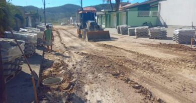 Trabalhos iniciais de pavimentação em lajota da Rua Jorge Lacerda já acontecem